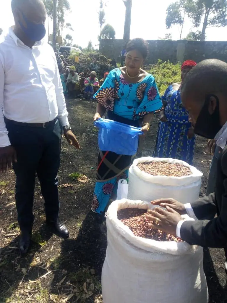 Distribution of beans and grain to widows