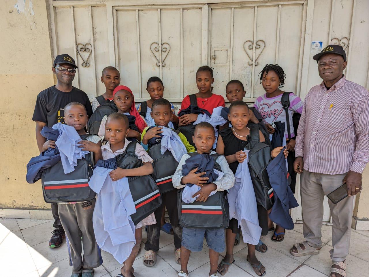 LOL team with children and backpacks